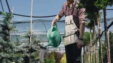Bahçe aletleri Close-up. Yeşil bir huni bitkilerden sulama sera için gidiş bahçıvan. Bahçe Merkezi dekoratif bitkiler ve çiçekler.