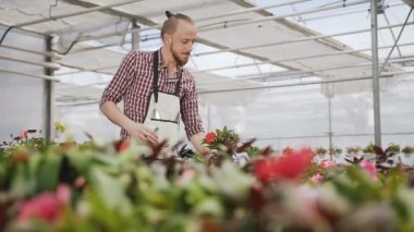 Bahçede çalışan genç çiftçi çocuk. Onun mutfak bahçede sulama olabilir kullanan adam.
