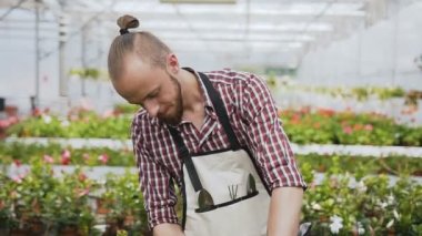 Çiçekçi dükkanı sohbet güzel insanlar. Bahçıvan ve Bahçe sera Yöneticisi konuşmak eğlenceler.