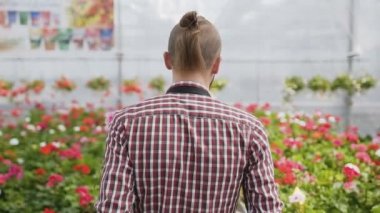 Genç bahçıvan bir çiçek dükkanına gider ve çiçekler ayarlar.