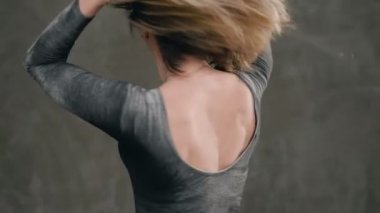 Beyaz toz veya toz ile gösteri esnasında kirli bir siyah gövde spor kıyafetli bir modern dans yapan bir kız. Dansçı daire dans sırasında gerçekleştirir. Yakın çekim.