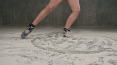 Pointe ayakkabı spor kadın bacaklarda modern dans gerçekleştirmek ve daireler toz veya kapalı yerde dağılmış un. Bale ayakkabıları dans bale kadın bacakları