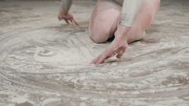 Güzel bir kız beyaz toz veya un, siyah takım elbiseli katta oturan ve un ya da toz sanat çevrelerinden bu yapım ile kirlenmiş. Genç bir kadın gerçekleştirmek sanat dansında kapalı üzerinde