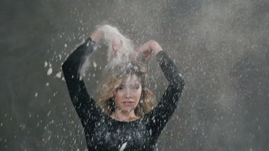 Kim hangi flyaing sıçramalarına siyah giysilerle beyaz toz veya beyaz toz giymiş güzel kız, fotoğraf makinesi ve gülümsüyor görünüyor. Kim sinek üzerinde genç bir kadın dansçı sanat portre