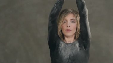 Kamerayı toz veya beyaz toz bulutu içinde modern dans unsurları gerçekleştiren bir güzel kız dansçı hareketi. Güzel kadın dans stüdyosu