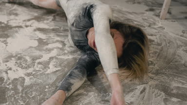 Kız bir dans yerde yatarken ve un veya beyaz toz daireler yaparak gerçekleştirir. Genç bir kız siyah kombinasyonları dansları sanatta stüdyoda dans. Toz, toz, un