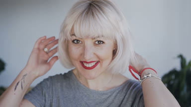 Güzel sarışın kadın saç şehvetli portre üfleme. 120fps