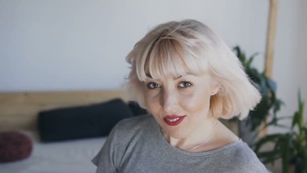 Hermosa Mujer Hipster Moderno Pensativo Movimiento Lento — Vídeos de Stock
