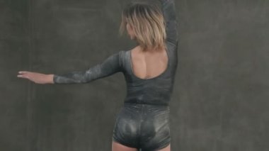 Çağdaş dans clound beyaz toz duman veya beyaz toz. Siyah beden takım elbise kız dansçı stüdyo ışık önce beyaz toz ile sahnede kendini çevresinde dönüş yapar