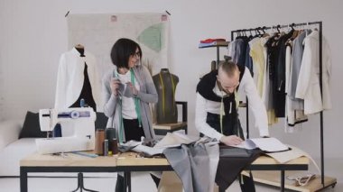 Modacı. Dans ve eğlence iki tasarımcıları giysi dikme için yaratıcı bir stüdyo olarak çalışır. Tasarımcı erkek ve kadın giyim moda atelier ölçümlerde bez ile üzerinde çalışıyor. İyi iş