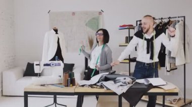 Dans ve eğlence iki tasarımcıları giysi dikme için yaratıcı bir stüdyo olarak çalışır. Tasarımcı erkek ve kadın giyim moda atelier ölçümlerde kumaş ile çalışma