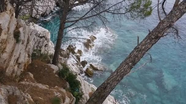 Üstten görünüm. Adriyatik Denizi güzel manzara. Berrak deniz, katmanlı kayalar ve Karadağ'ın güzel doğa görünümü — Stok video