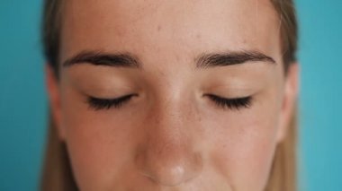 Yanıp sönen makro yakın çekim kızlar gözler güzellik. Genç kadının gözleri Close-up, kız kameraya bakıyor.
