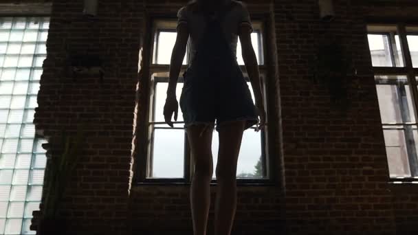 Οπίσθια όψη της Ευρωπαϊκής νεαρό κορίτσι άνοιγμα ενός παραθύρου στο δρόμο το πρωί το καλοκαίρι την ημέρα. Slim κορίτσι είναι περπατώντας πάνω αίθουσα και να πλησιάζει με μεγάλα παράθυρα. Ελκυστικό νεαρό κορίτσι ψάχνει ένα — Αρχείο Βίντεο
