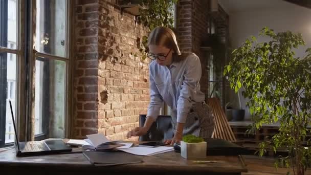 Geconcentreerde zakenvrouw notities aan tafel met tablet in office. Gericht vrouw analyseren van gegevensafbeeldingen. Vrouw professional is werken en denken op de markt in de avond. Zaakvoerder — Stockvideo