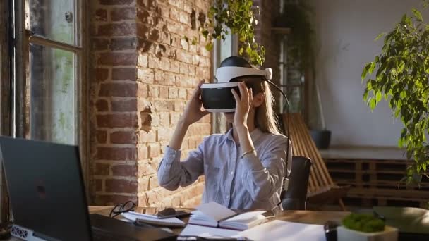 Junges kreatives Mädchen nutzt Virtual-Reality-Brille am Arbeitsplatz im modernen Büro am Abend. schöne Mädchen r nutzt Virtual-Reality-Brille — Stockvideo