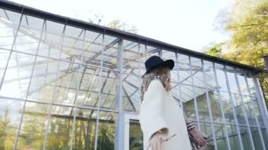 Mutlu sevimli kız moda şapka iplik makinesinde Park.