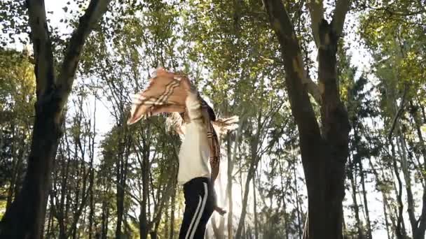 Jovem Feliz Com Chapéu Preto Brincando Com Cachecol Girando Parque — Vídeo de Stock