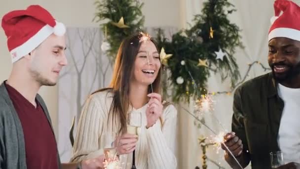 幸せな友達がベンガルのライトし、クリスマスを祝うために満足しています。クローズ アップの線香花火。家族の概念クリスマス。笑顔は、幸せを喜び. — ストック動画