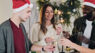 Noel ışıkları ve dekor arka planı beyaz köpüklü şarap ile şarap gözlük farklı insanı harika kişinin şirket