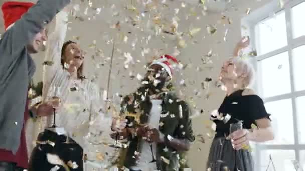 Jonge Jongens Meisjes Dansen Veel Plezier Spelen Met Gouden Confetti — Stockvideo