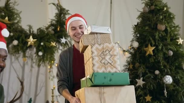 Cara Feliz Alegre Chapéu Papai Noel Está Segurando Muitas Caixas — Vídeo de Stock