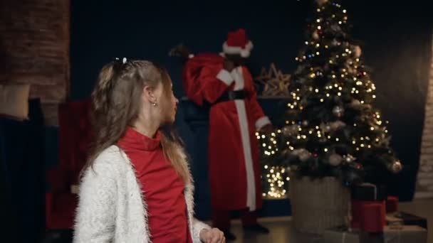 Pelo Rizado Chica Feliz Suéter Rojo Vio Santa Claus Traje — Vídeo de stock