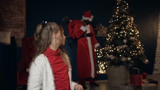 Cabelo Encaracolado Menina Feliz Camisola Vermelha Viu Papai Noel Traje — Vídeo de Stock