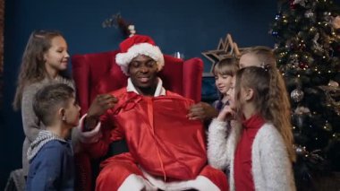 Çocuklar için Noel Baba veren hediye gülümseyen portre çekim.