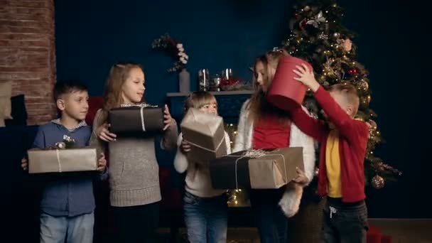 Schattig gelukkige jonge geitjes lachen en geven presenteren elkaars — Stockvideo