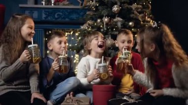 Çay içme ve rahat Noel oda gülerek mutlu güzel çocuklar.