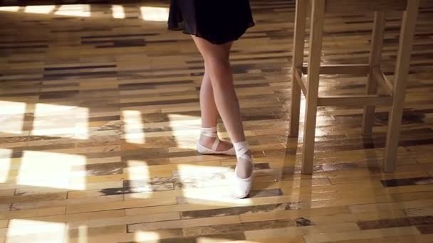 Slim bailarinas piernas en zapatos de salón blancos están entrenando en la clase de ballet. Bailarina practica en la escuela de ballet moderna — Vídeos de Stock