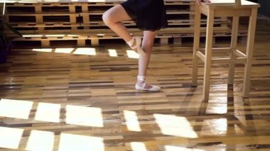 Güzel genç balerin dans pratik siyah tutu, balo salonu taşır. Dans okulunda siyah bale elbiseli çekici ince kız