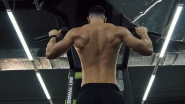 Güçlü çocuk Pull-up spor yapıyor.