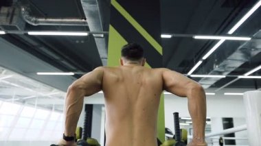 Güçlü çocuk Pull-up paralel bar üzerinde onun eğitim sırasında yapıyor.