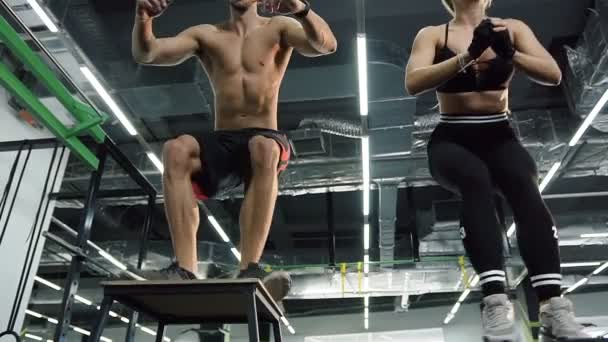 Jovem atraente homem e mulher formação no ginásio . — Vídeo de Stock