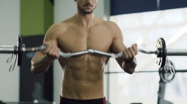 Erkek gövde atış silah kas egzersizleri Barbell ile spor salonunda yapma pompalama sırasında kapatın.