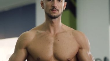 Spor eğitim sırasında Barbell için pazı egzersizleri yapmak emin çekici çocuk portresi.