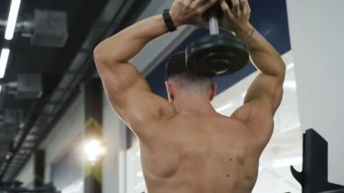 Çıplak gövde dumbbell ile el için egzersizler yapmak emin uygun adam.
