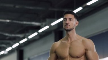 Spor salonunda Barbell ile çalışmaları yapma yakışıklı uygun duy pompa silah kas.