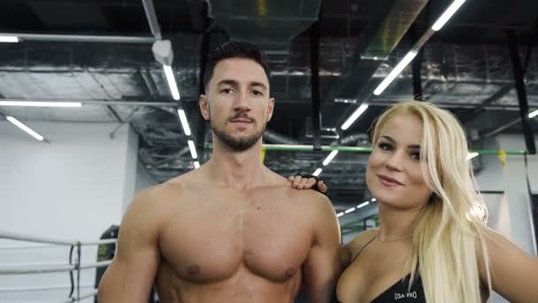 英俊的体育夫妇男人和女人在健身房背景. — 图库视频影像