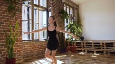 Siyah gövde ve etek zarif Balerin Bale unsuru bir dans okulu gerçekleştirir. Genç balerin dans stüdyosu