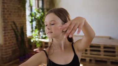 Siyah gövde ve dans pratik etek zarif Genç balerin taşır. Modern Bale Okulu bale dans egzersiz. Klasik bale dans. Eğitim balerin, adımları ve konumu