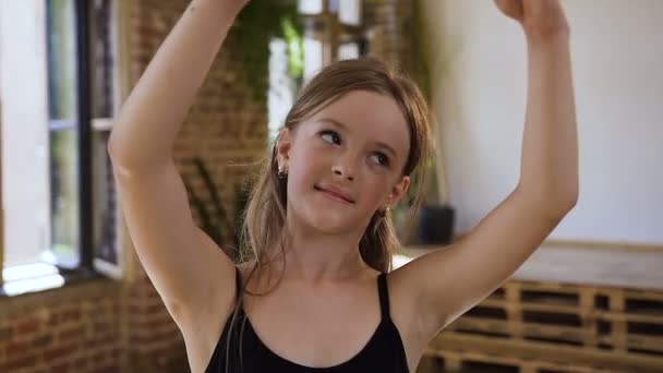 Půvabná mladá baletka tance na baletní škole. Krásné dospívající dívka praxe klasického baletu pohybuje v tanečním sále