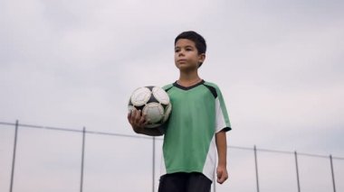 Sevimli çocuk futbol topuyla yürüyüş portre çekim.