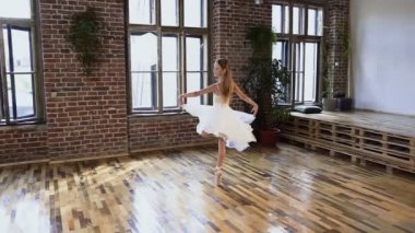 Beyaz Balesi kostüm ve pointe Ayakkabı Sevimli Genç balerin bale okulunda dancehall dans ediyor. Zarif kız öğeleri bale dans pratik
