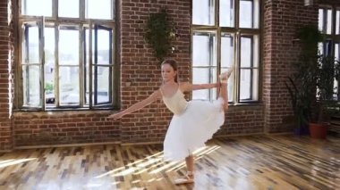 Spor okulunda egzersiz klasik bale pratik zarif genç kız. Esneklik eğitim egzersiz. Genç balerin beyaz tutu giysi klasik ya da modern bale dans unsurları