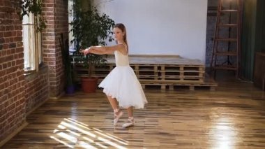 Spor okulunda egzersiz klasik bale pratik zarif dans balerin. Esneklik eğitim egzersiz. Genç balerin beyaz tutu giysi germe bölmelerini klasik bale yapıyor