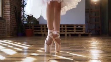 Balerin Bale öğeleri adlı bale sınıf ahşap zemin üzerinde dans bale ayakkabıları zarif ayaklarda Close-up. Balerinler ayak bir dans salonunda dans. Ağır çekim