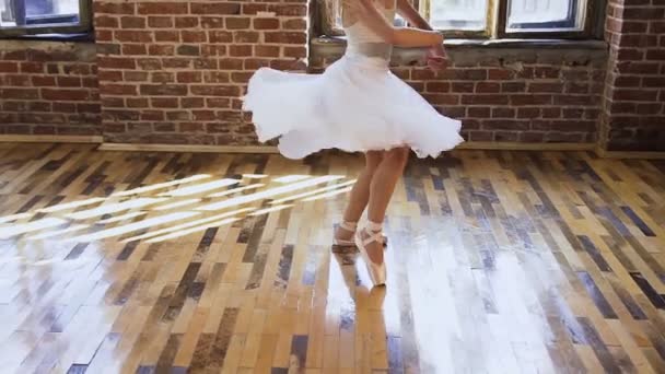 Elegante chica adolescente en vestido blanco tutú practicando elementos clásicos del ballet en la escuela de ballet. Elegante bailarina sensual en vestido blanco bailando elementos de ballet clásico o moderno — Vídeos de Stock